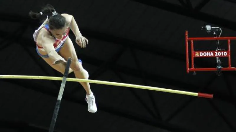 Ruská tyčkařka Jelena Isinbajevová při jednom ze svých neplatných pokusů na HMS v katarském Dauhá.