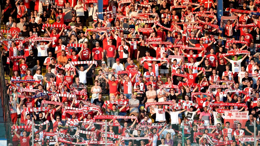 Fanoušci Slavie v ochozech 