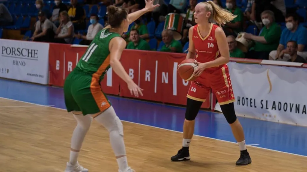 Eliška Mircová ze Slavie (vpravo) v akci