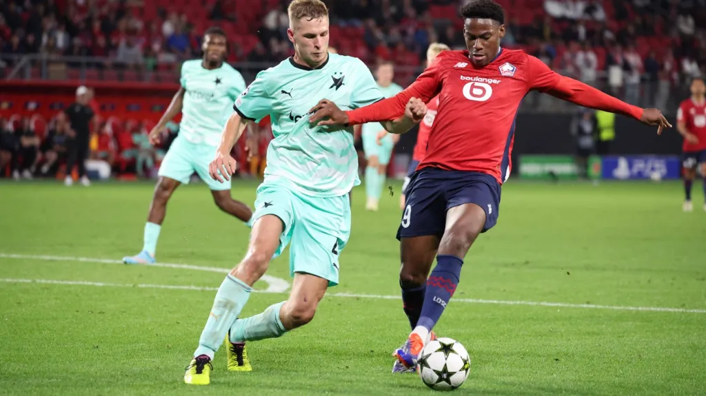 David Zima ze Slavie v souboji s Jonathanem Davidem z Lille