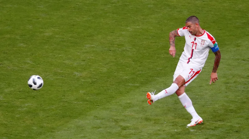 Aleksandar Kolarov střílí gól z přímého kopu