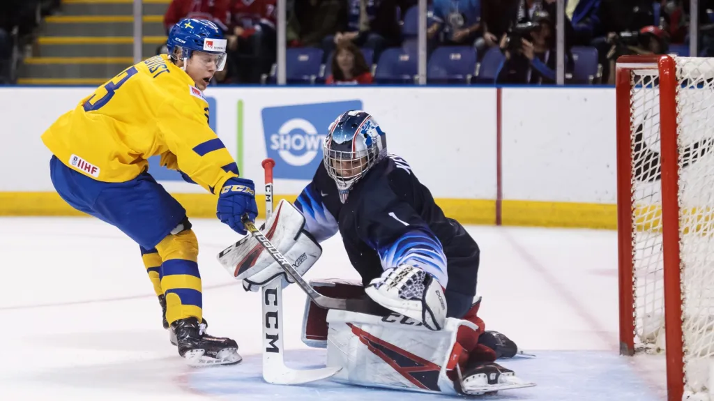 Švéd Adam Boqvist překonává amerického brankáře Kylea Keysera