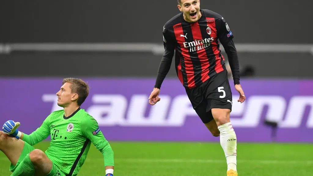Diogo Dalot z AC Milán (vpravo) oslavuje gól proti Spartě