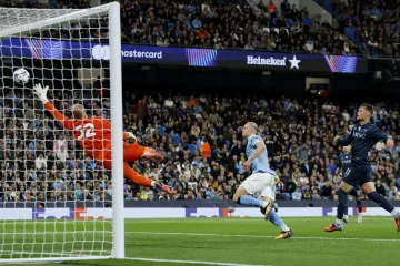 Erling Haaland dává gól Neapoli