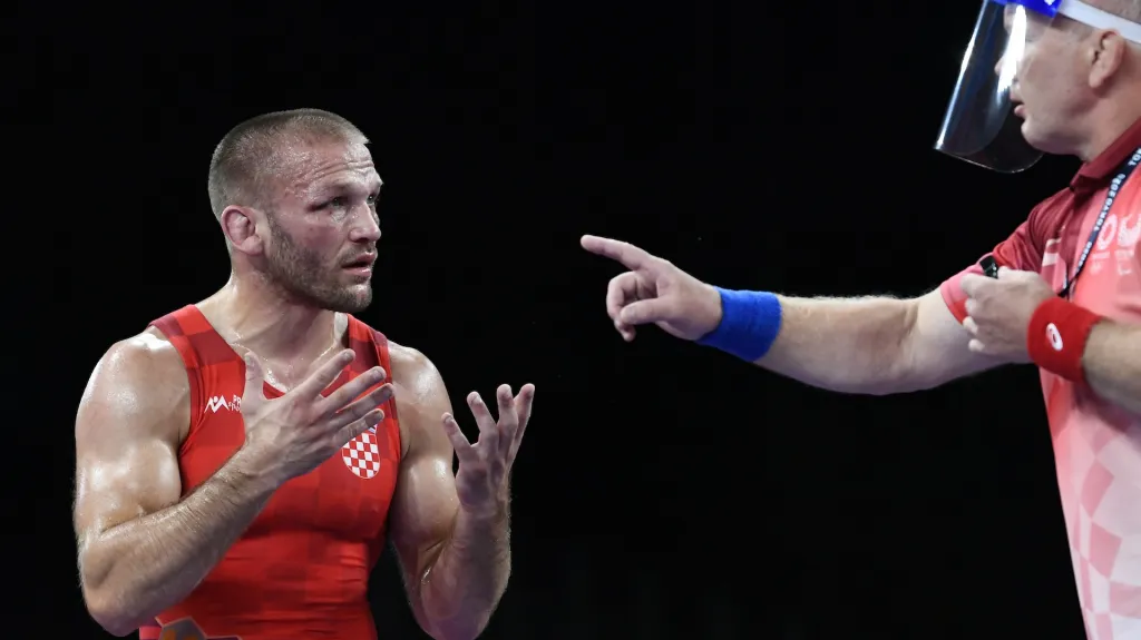 Chorvatský zápasník Božo Starčevič diskutuje s rozhodčím na OH v Tokiu