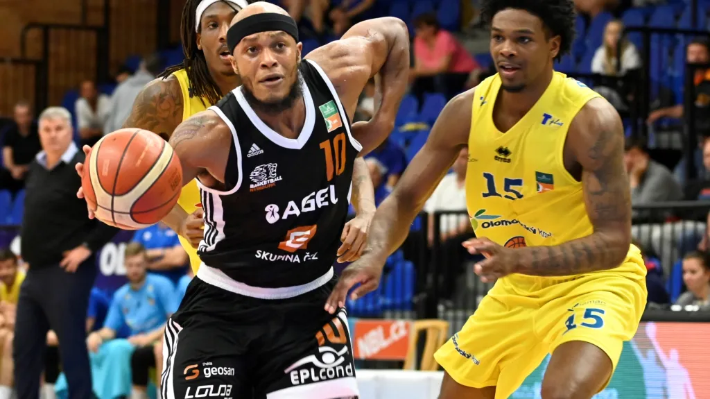 Eugene Lawrence z Nymburka a Javonte Douglas z Olomoucka