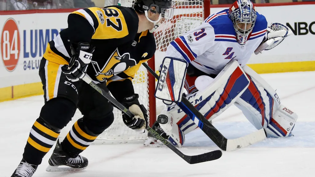Brankář New York Rangers Ondřej Pavelec sleduje Sidney Corsbyho z Pittsburghu