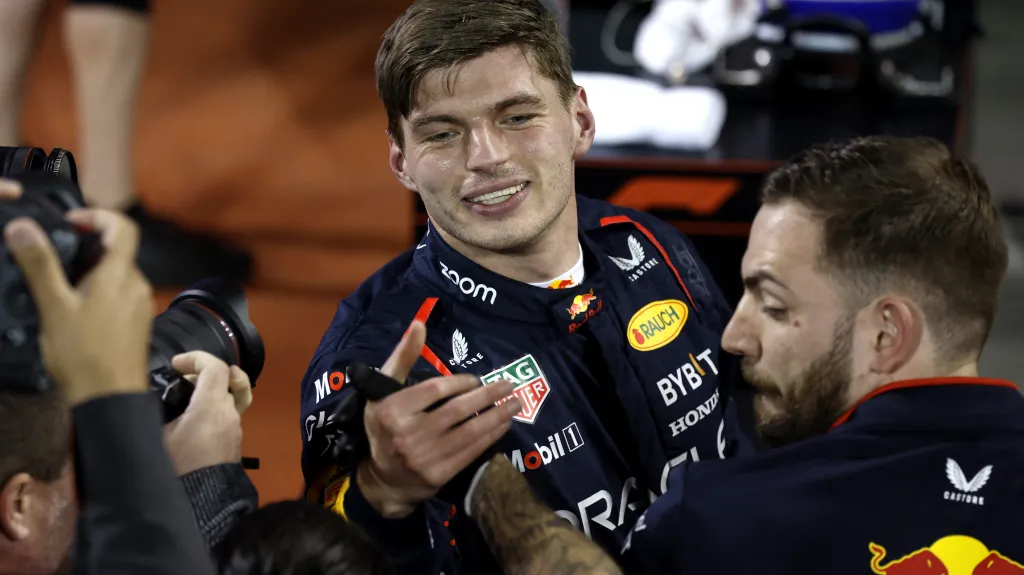 Max Verstappen oslavuje pole position v Bahrajnu