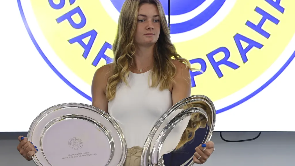 Lucie Havlíčková s trofejemi pro vítězku juniorské dvouhry i čtyřhry na Roland Garros