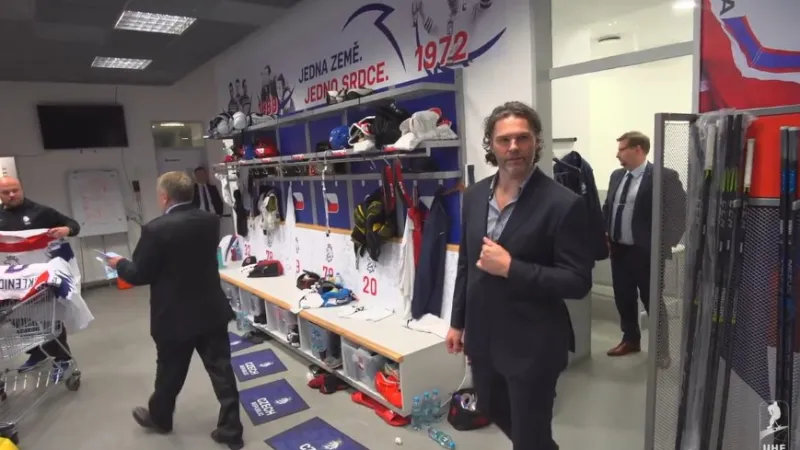 Návštěva Jaromíra Jágra kabiny národního týmu po výhře nad Norskem