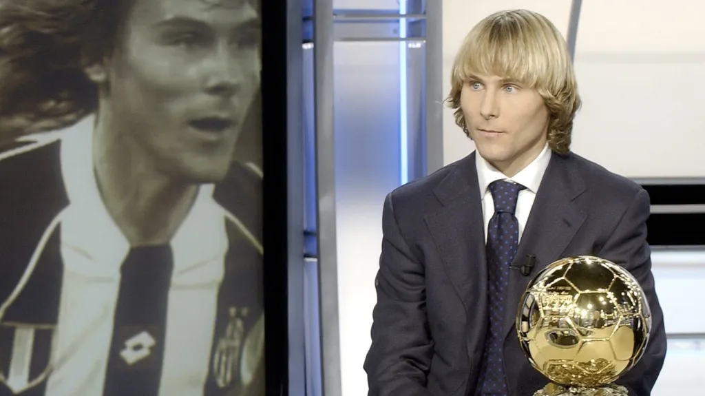 Pavel Nedvěd na archivním snímku se Zlatým míčem