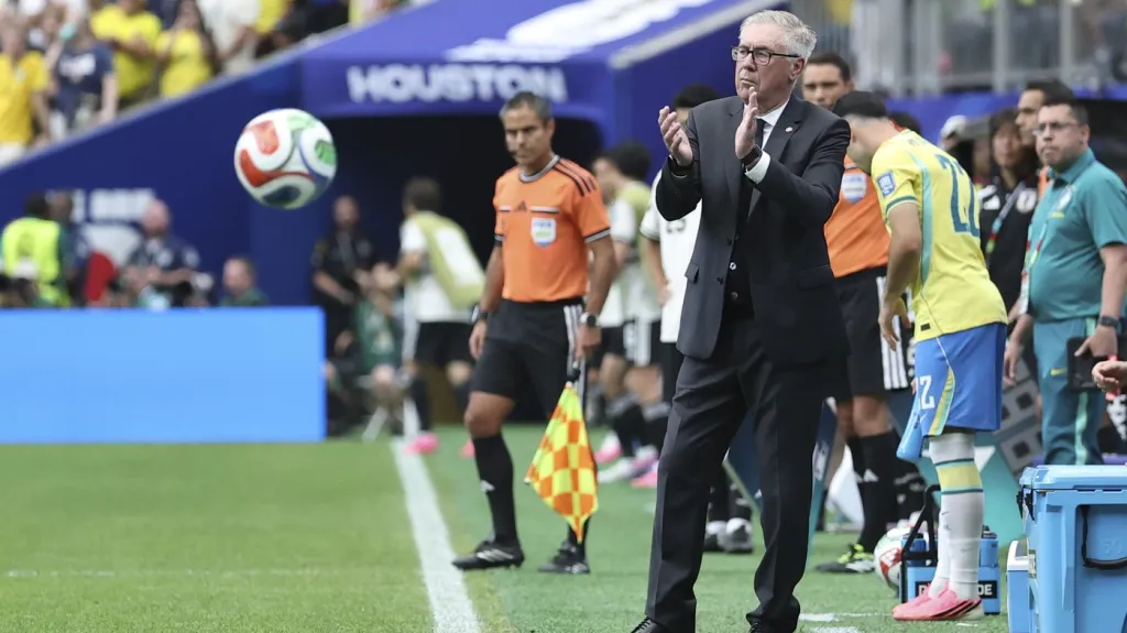 Carlo Ancelotti na lavičce Brazílie v utkání proti Japonsku