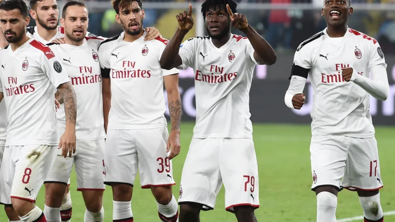 Fotbalisté AC Milán slaví branku