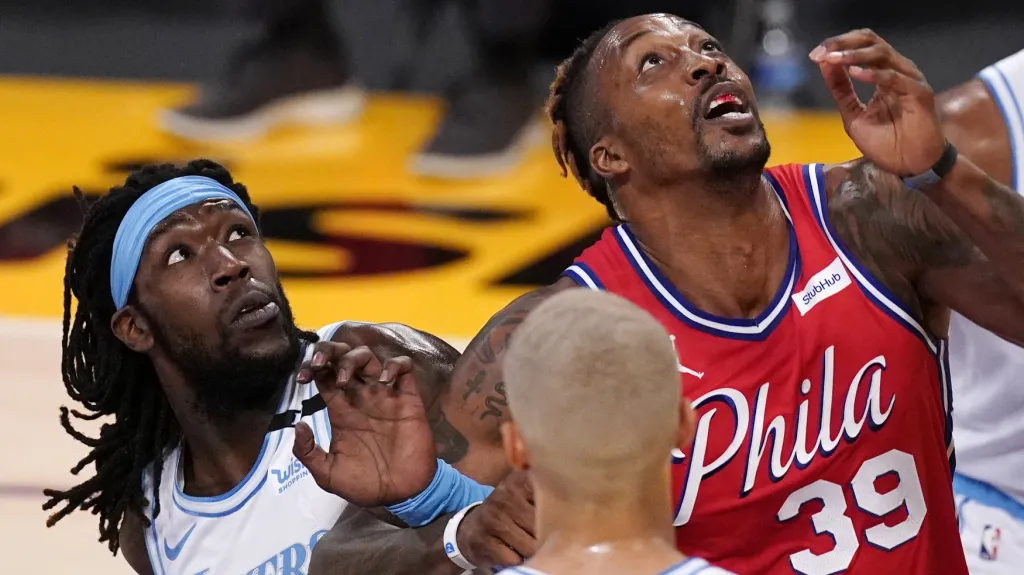 Montrezl Harrell v souboji pod košem s Dwightem Howardem