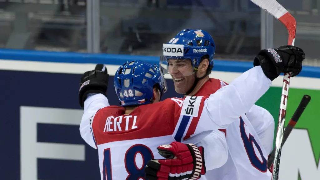 Jaromír Jágr slaví branku do sítě Slovenska s Tomášem Hertlem