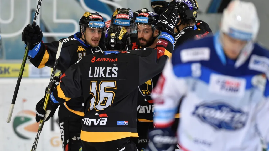 Hokejisté Litvínova slaví gól proti Kometě