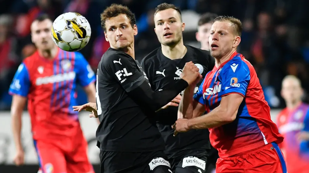 Matěj Vydra v utkání s Bohemians