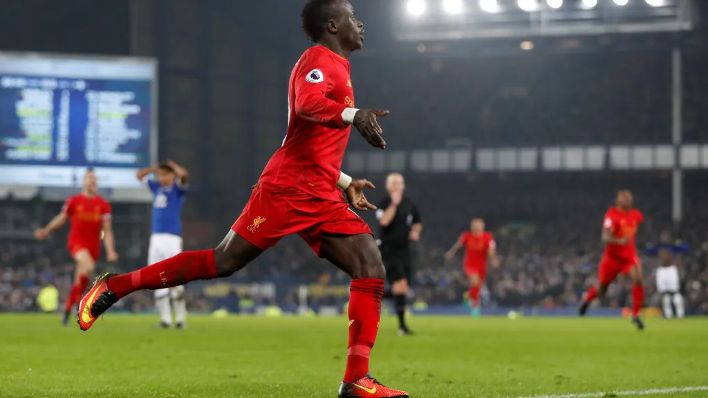 Sadio Mané slaví rozhodující gól v derby proti Evertonu