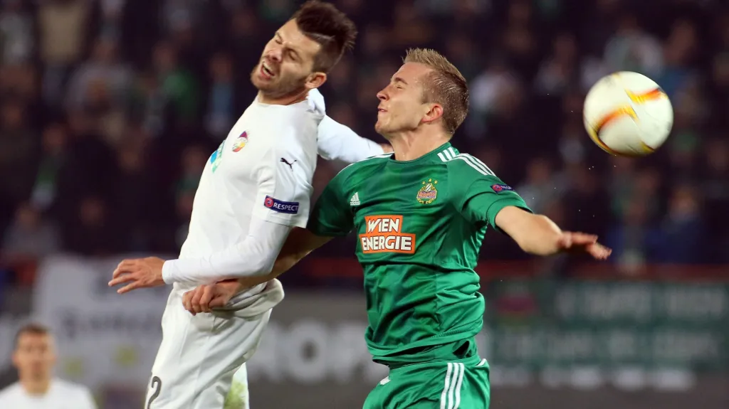 Plzeňský Michal Ďuriš v hlavičkovém souboji s Christopherem Dibonem z Rapidu Vídeň