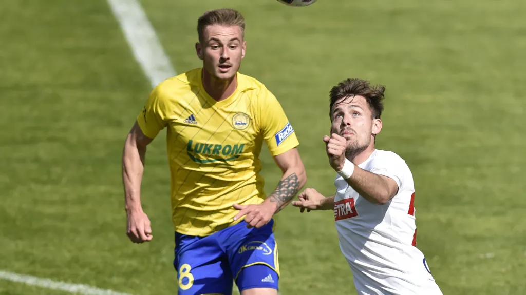 Zleva Jakub Janetzký ze Zlína a Matěj Helešic z Opavy