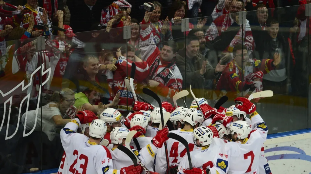 Slavící hokejisté Slavie