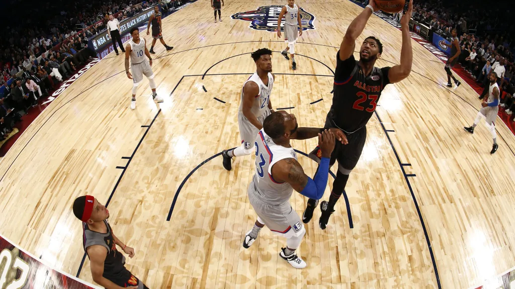 Anthony Davis (s míčem) v Utkání hvězd