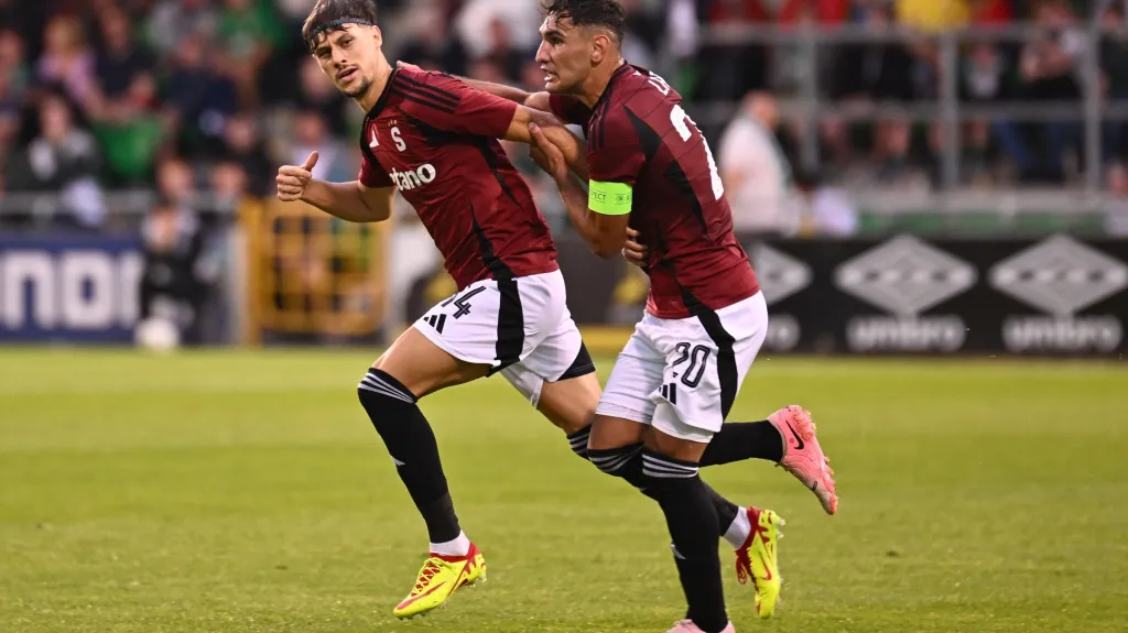 Radost fotbalistů Sparty Birmančeviče a Laciho