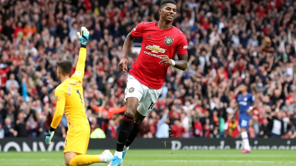 Marcus Rashford z Manchesteru United právě překonal brankáře Chelsea Kepu