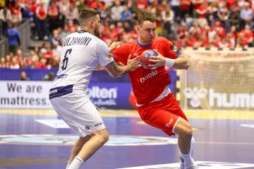 Stanislav Kašpárek se marně snaží prosadit proti obraně Italů