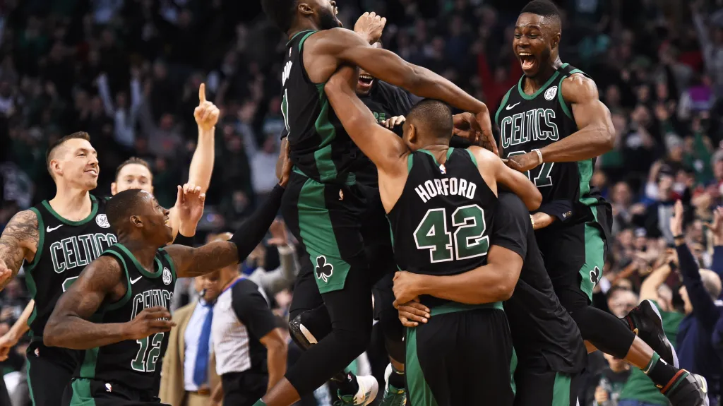Slavící basketbalisté Bostonu Celtics