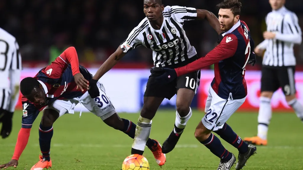 Paul Pogba z Juventusu (uprostřed) v duelu s Boloňou