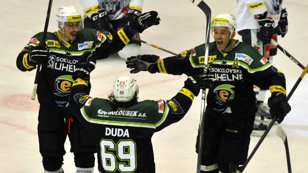 Radek Duda (uprostřed) slaví vstřelenou branku s Radimem Hruškou (vlevo) a Davidem Hruškou