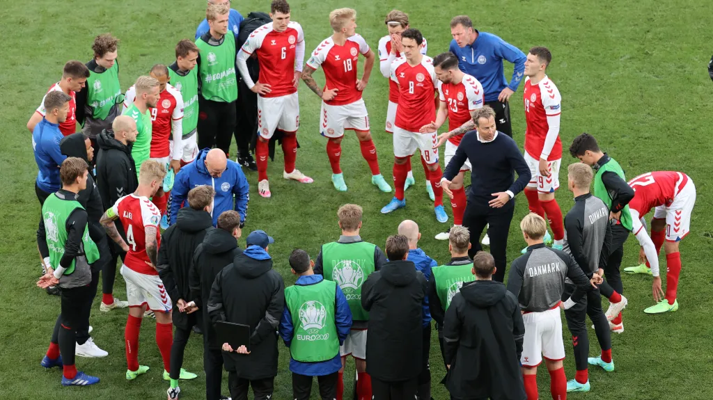 Dánský trenér Kasper Hjulmand promlouvá k týmu