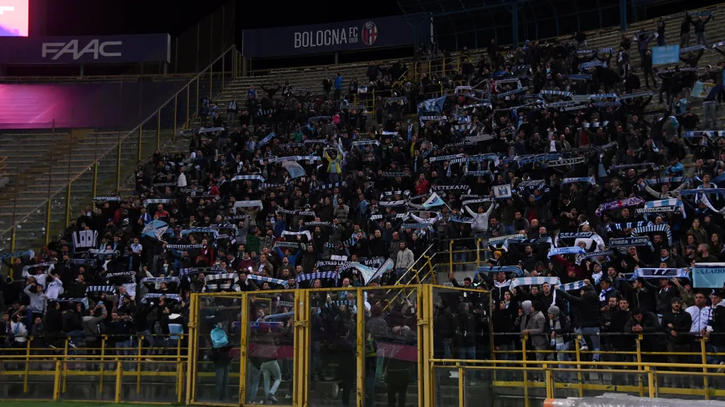 Fanoušci římského Lazia během utkání v Boloni