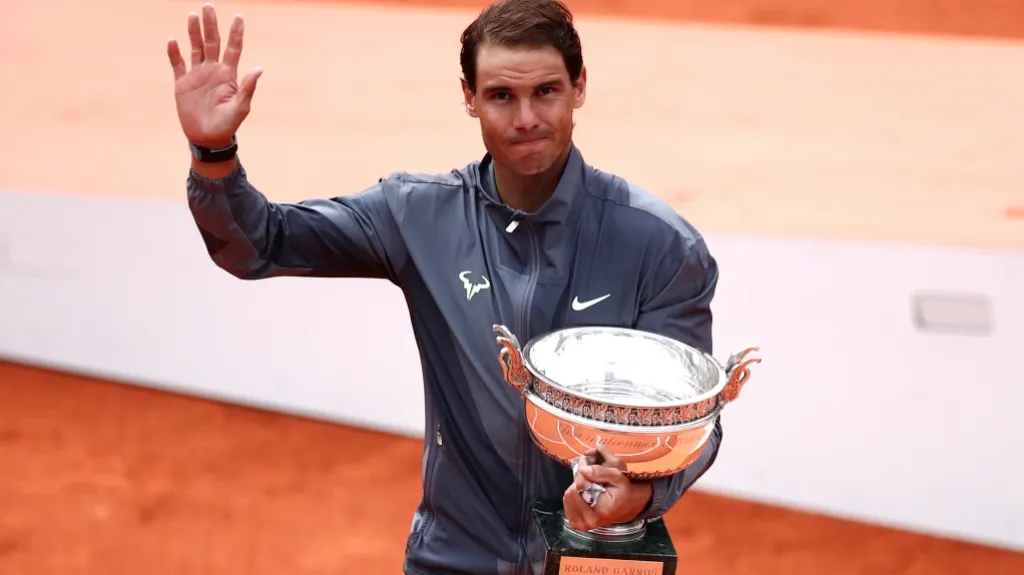 Rafael Nadal s titulem pro vítěze Roland Garros
