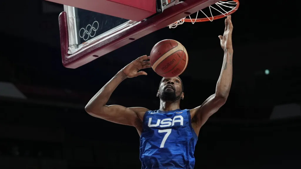 Kevin Durant dává koš