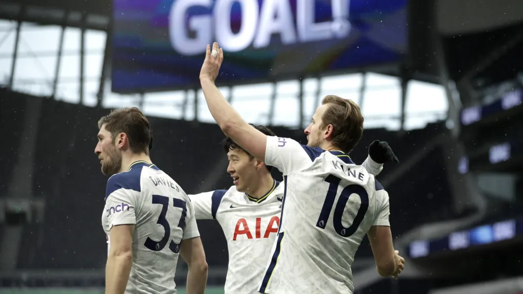 Fotbalisté Tottenhamu oslavují gól proti WBA