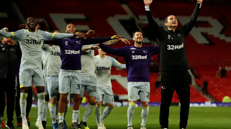 Kouč Derby Lampard oslavuje se svěřenci postup přes United