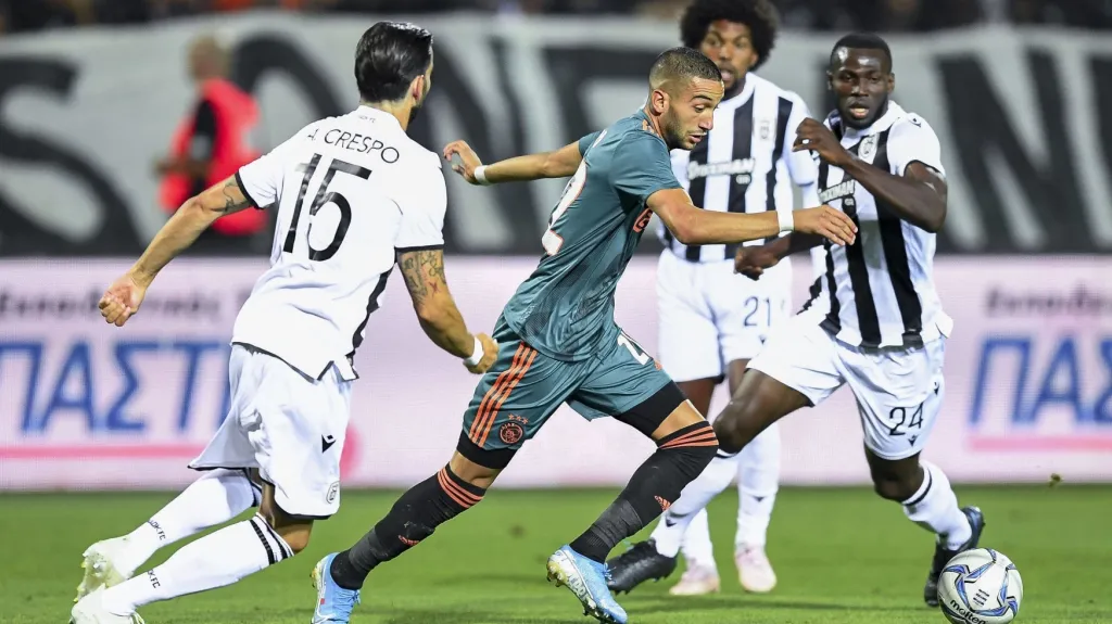 Hakim Ziyech z Ajaxu (uprostřed) ve 3. předkole LM proti Paoku