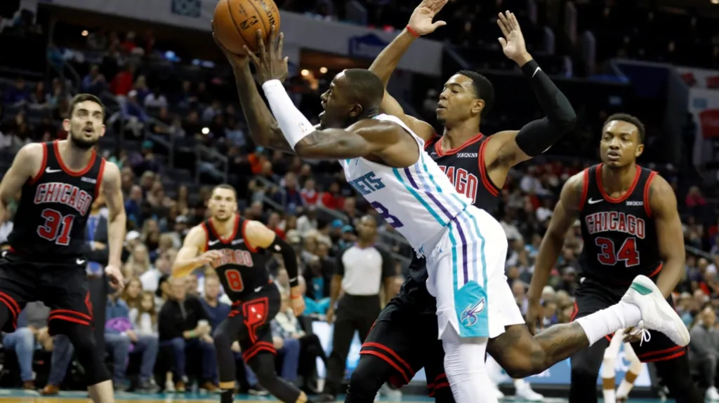 Tomáš Satoranský z Chicaga (s číslem 31) sleduje akci soupeře