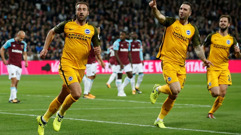 Fotbalisté Brightonu slaví jeden z gólu na stadionu West Hamu