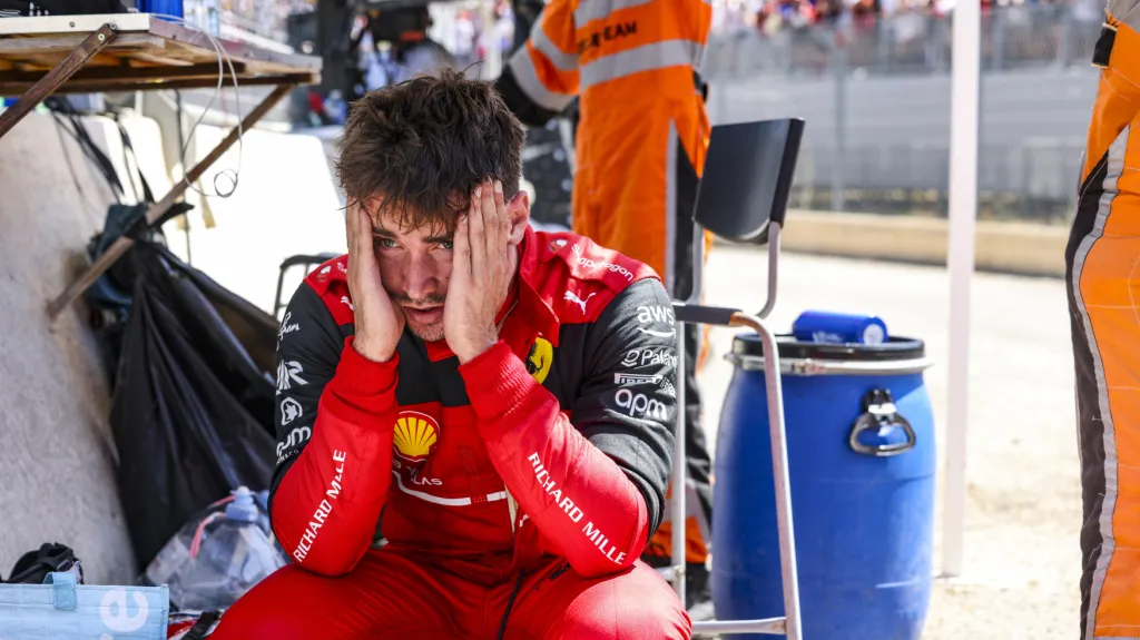 Frustrovaný Charles Leclerc po chybě na okruhu Paula Ricarda