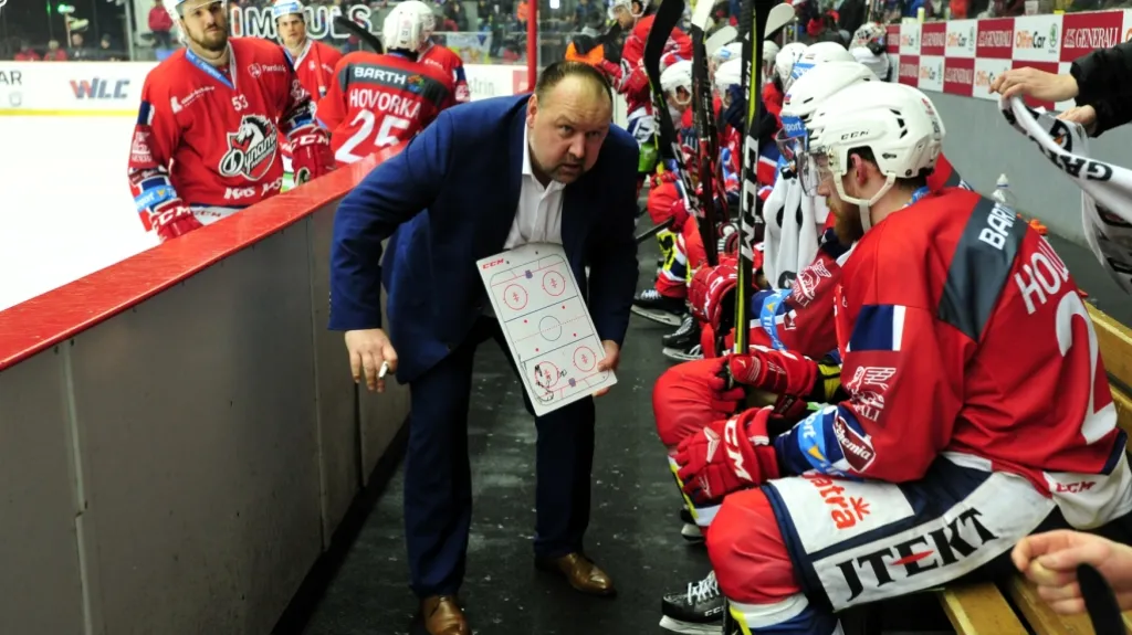 Trenér Ladislav Lubina v rozmluvě s hráči Pardubic