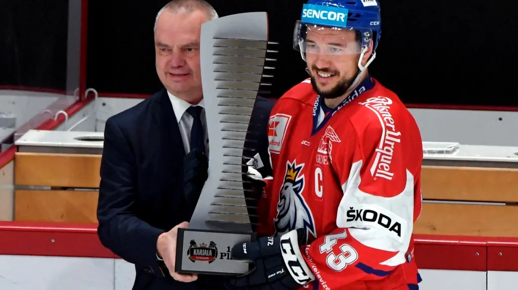 Kapitán reprezentace Jan Kovář s trofejí pro vítěze Turnaje Karjaly