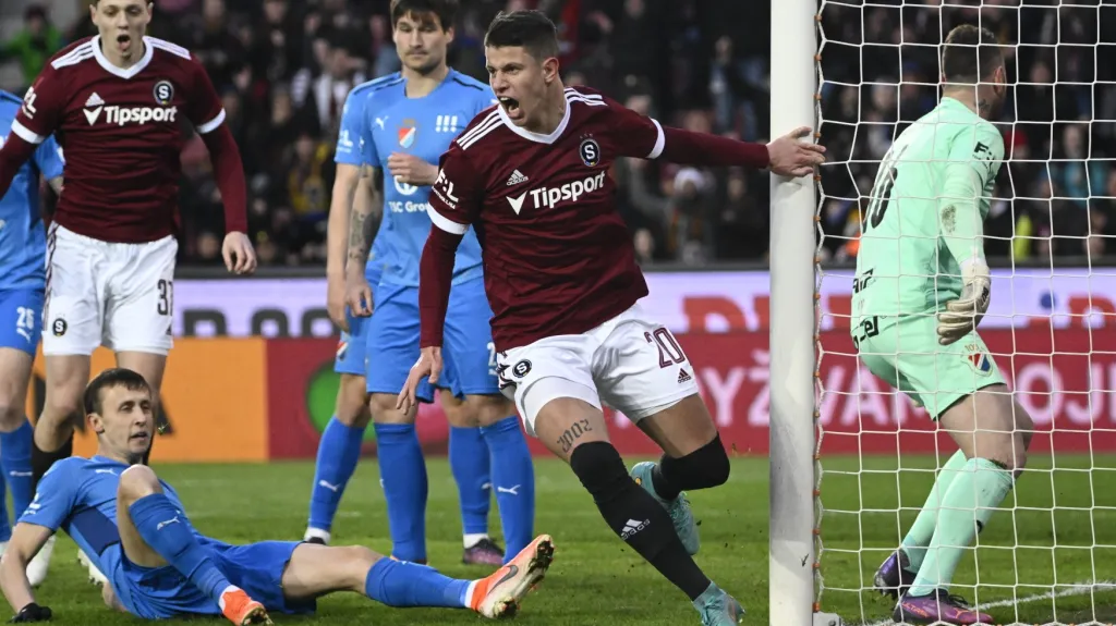 Sparťan Adam Hložek se raduje z gólu v síti Baníku