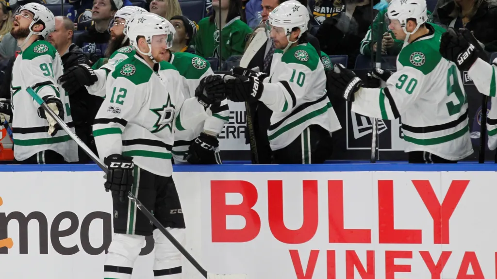 Radek Faksa se raduje z gólu se spoluhráči z Dallasu