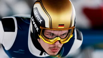 Záznam závodu skokanů na lyžích na středním můstku