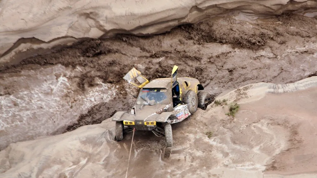 Auto Pascala Larroqua v rozvodněné řece