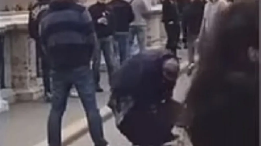 Fanoušek Sparty močící na žebrající ženu