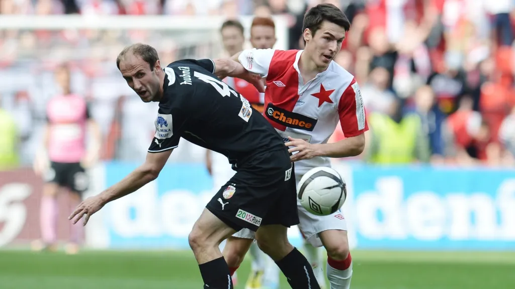 Roman Hubník v zápase se Slavií